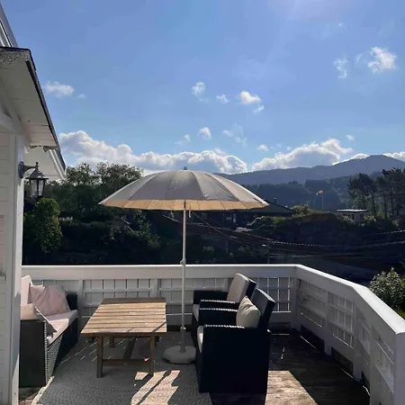 בית נופש House In West With View And Hot Tub *