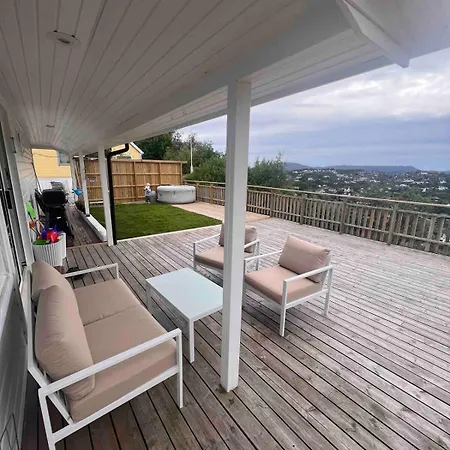 House In West With View And Hot Tub בית נופש ברגן